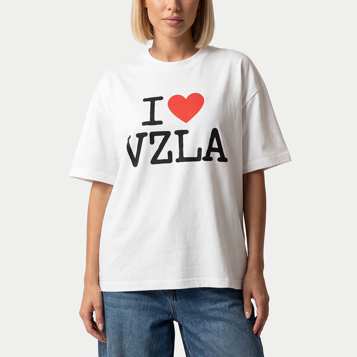 Una modelo llevando la camiseta blanca «I Love VZLA» de Caracas Merch